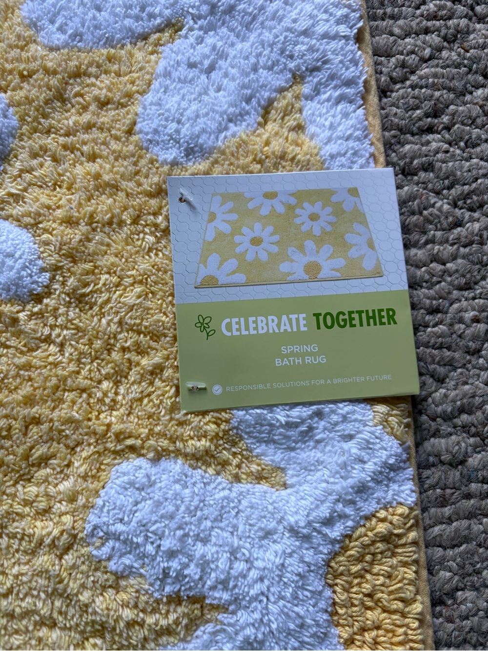 New Daisy Print Throw Rug - Picture 2 of 3